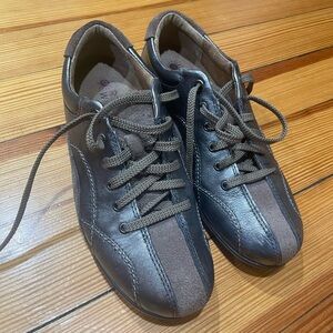 Red Willow Women’s Leather Casual Shoes – Size 7, Excellent Condition